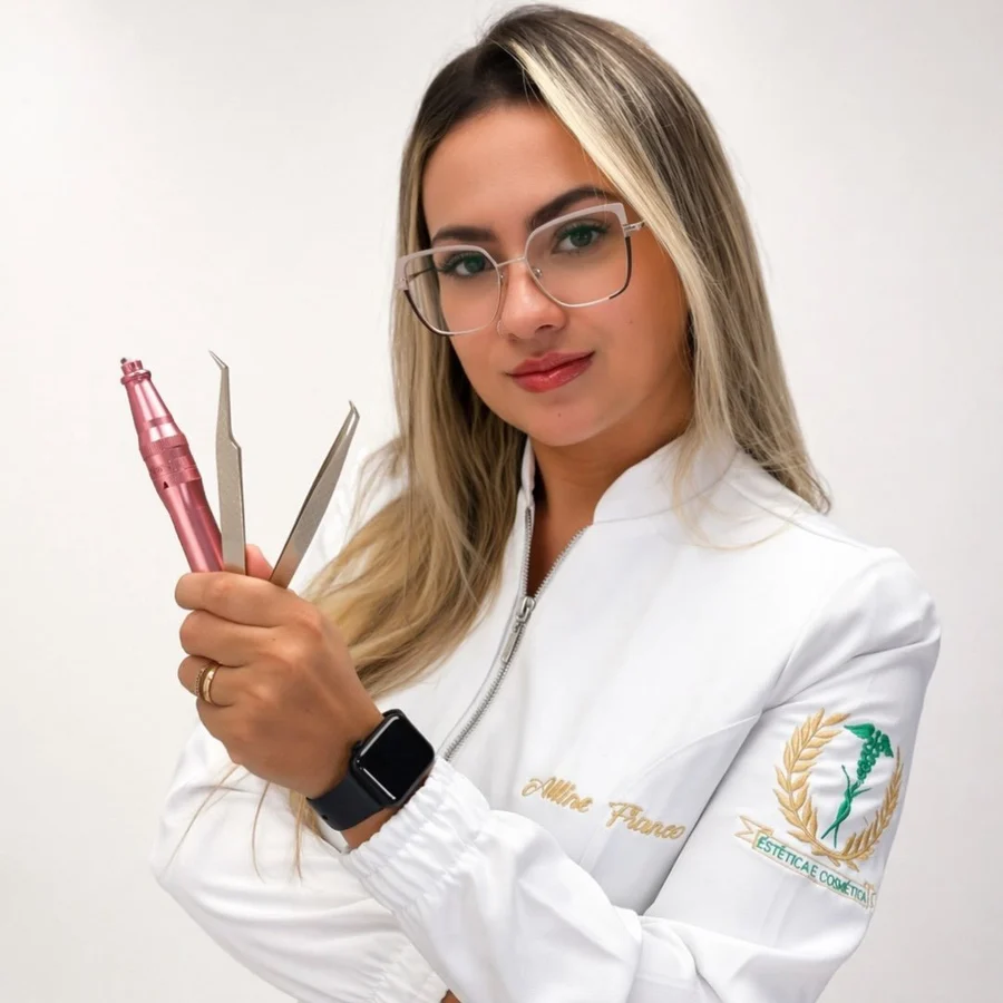Alline Franco, especialista em extensão de cílios e estética facial