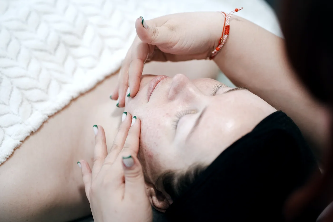 Tratamento facial de microagulhamento
